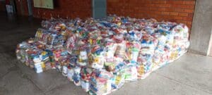 7,5 toneladas de alimentos arrecadados no Vinde e Vede são distribuídos